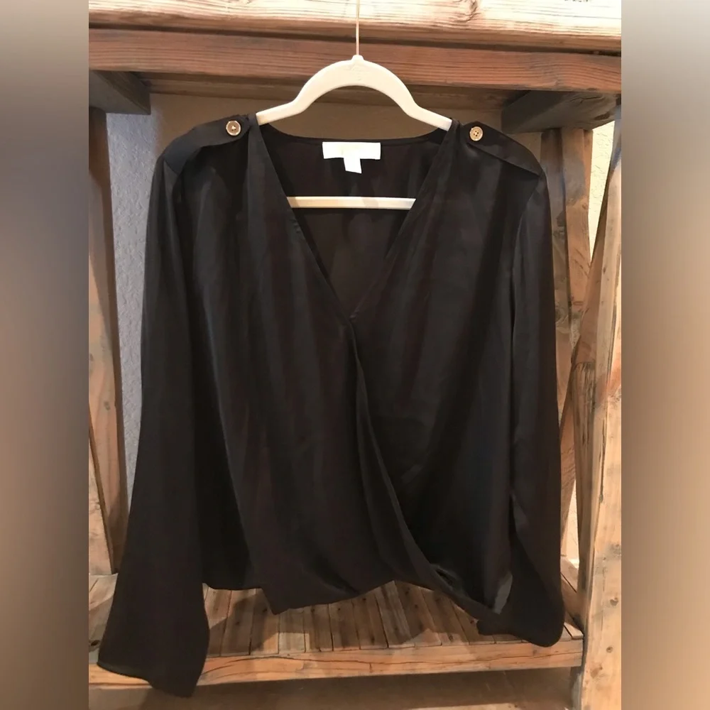 *Michael Kors* Neutral Tops Bundle of 3: Blue (M) & X2 Black (L) - Picture 4 of 16